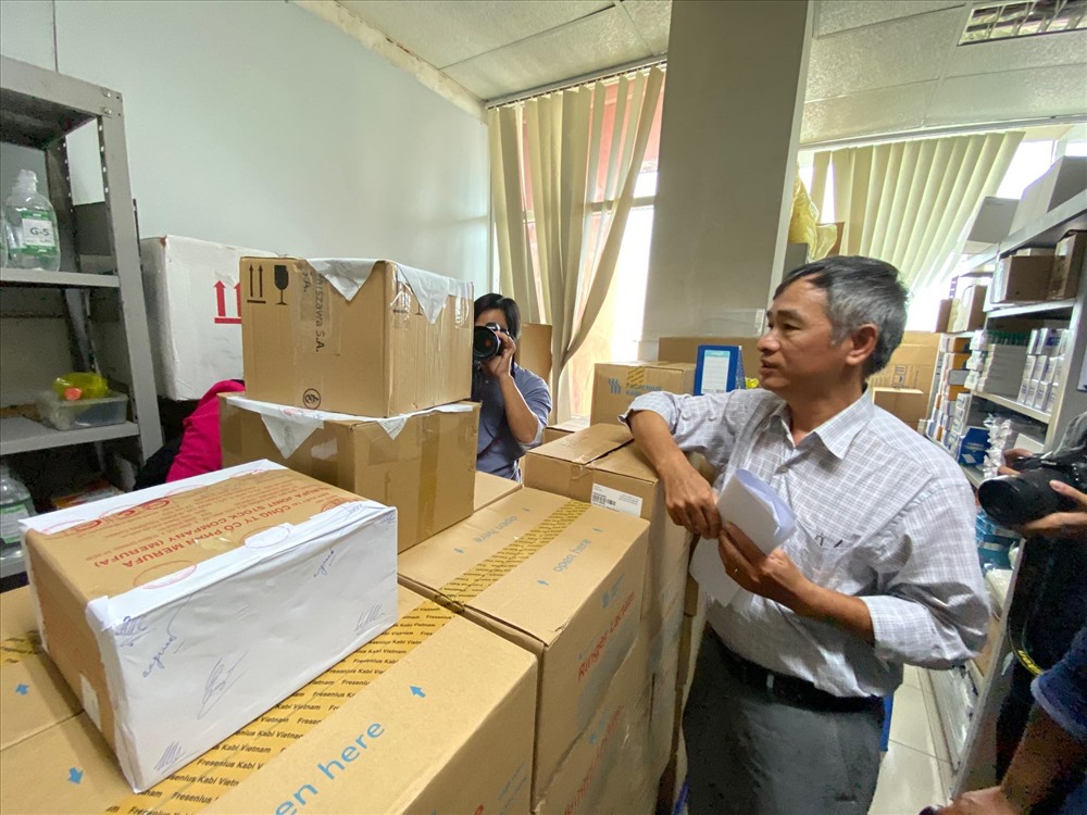 Đà Nẵng niêm phong, khuyến cáo các cơ sở y tế ngưng dùng loại thuốc gây tê nghi gây tai biến sản khoa. Ảnh: TT