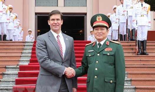 Bộ trưởng Quốc phòng Việt Nam Ngô Xuân Lịch chủ trì lễ đón Bộ trưởng Quốc phòng Mỹ Mark Esper. Ảnh: TTXVN