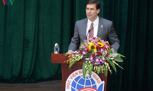 Bộ trưởng Quốc phòng Mỹ Mark Esper phát biểu tại Học viện Ngoại giao Việt Nam. Ảnh: VOV