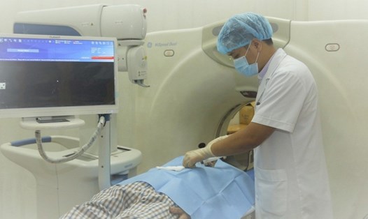 Bác sĩ điều khiển robot Maxio để thực hiện kỹ thuật giảm đau cho bệnh nhân ung thư. Ảnh: T.L