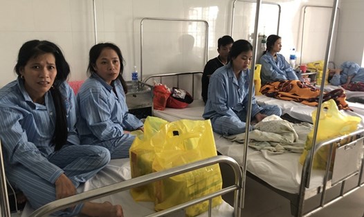 Công nhân Cty Golden Victory (Nam Định) phải nhập viện điều trị do hít phải khí lạ.