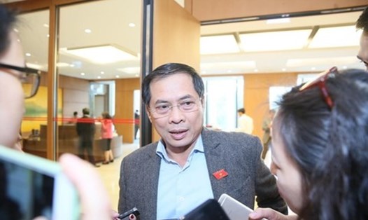 Thứ trưởng Bùi Thanh Sơn chia sẻ với báo chí bên hành lang Quốc hội. Ảnh: Ngọc Thắng