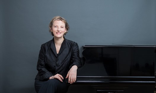 Nữ nghệ sĩ dương cầm Corinna Simon.
