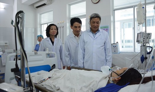 Thứ trưởng Bộ Y tế thăm sản phụ đang điều trị tại BV Đà Nẵng.