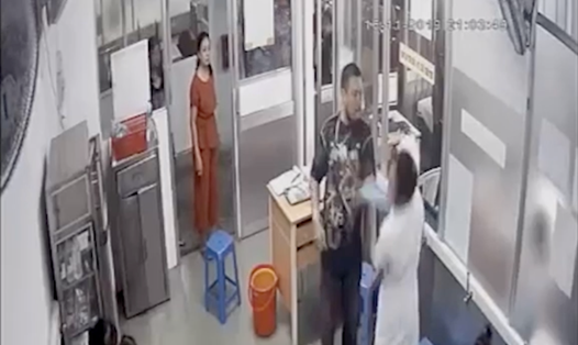 Nữ điều dưỡng bệnh viện Nhi Đồng 1 bị người nhà bệnh nhân hành hung
