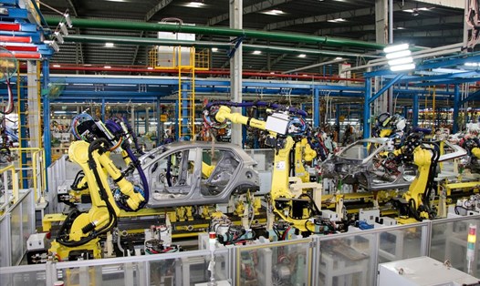 Thiết bị máy móc hiện đại phục vụ cho ngành sản xuất ô tô.