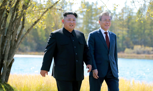 Nhà lãnh đạo Kim Jong-un và Tổng thống Moon Jae-in trong cuộc gặp ngày 21.9.2018. Ảnh: KCNA/Reuters