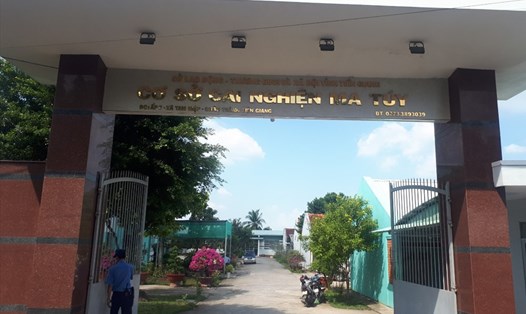Cánh cổng Cơ sở cai nghiện ma túy tỉnh Tiền Giang nơi các trại viên thoát đi. Ảnh: CTV