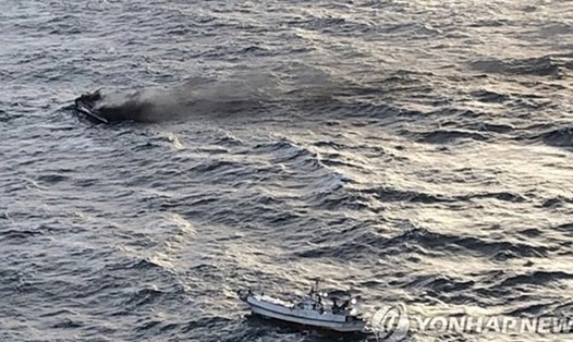Thuyền bốc cháy ngoài khơi đảo Jeju. Ảnh: Yonhap.