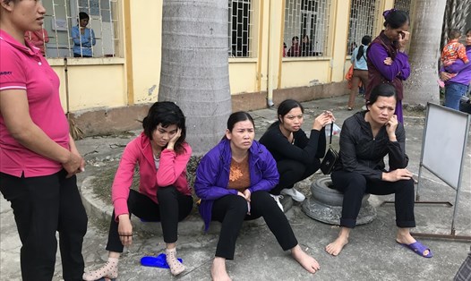 Các nữ công nhân vẫn đang được theo dõi tại Trung tâm y tế huyện Lập Thạch bức xúc, trao đổi với PV. Ảnh: Thùy Linh