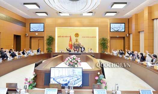 Uỷ ban Thường vụ Quốc hội biểu quyết 100% tán thành thông qua Đề án. Ảnh Quochoi.vn