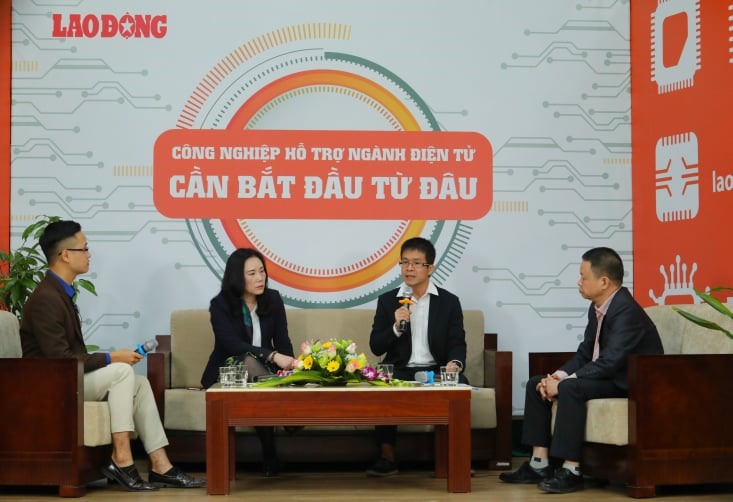 Các khách mời tham dự tọa đàm "Công nghiệp hỗ trợ ngành điện tử: Cần bắt đầu từ đâu?". Ảnh: Tô Thế
