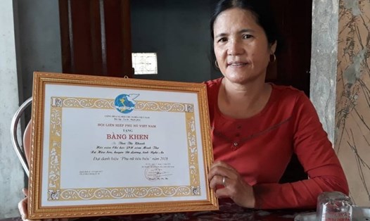 Năm 2018, chị Khanh vinh dự được Trung ương Hội LHPN Việt Nam tặng Bằng khen vì những đóng góp cho cộng đồng. Ảnh: PV