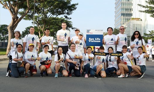 Các tư vấn tài chính, nhân viên của Sun Life Việt Nam cùng người thân tham gia chạy bộ từ thiện Terry Fox Run 2019.