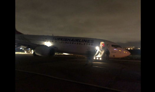 Chiếc Boeing 737 của Turkish Airlines gặp sự cố lúc hạ cánh. Ảnh: RT