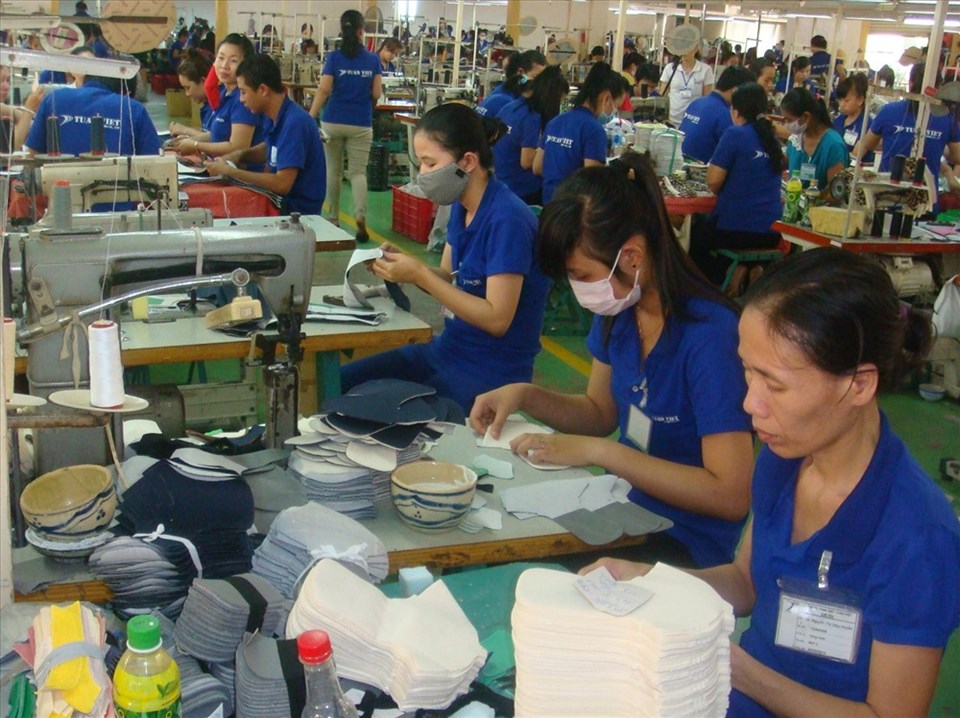 Tiền lương tối thiểu vùng của người lao động sẽ tăng từ ngày 1.1.2020 - ảnh N.D Tiền lương tối thiểu vùng của người lao động sẽ tăng từ ngày 1.1.2020 - ảnh N.D