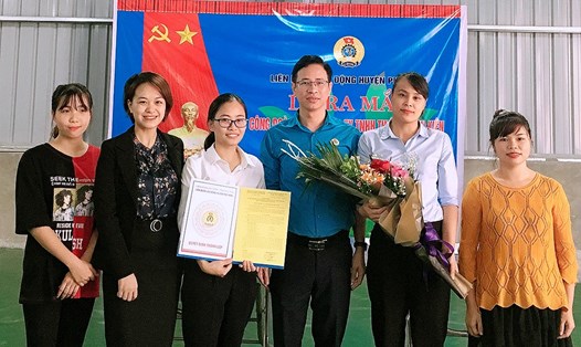 Lãnh đạo Liên đoàn Lao động huyện Phù Ninh tặng hoa chúc mừng Ban Chấp hành Công đoàn cơ sở Công ty.