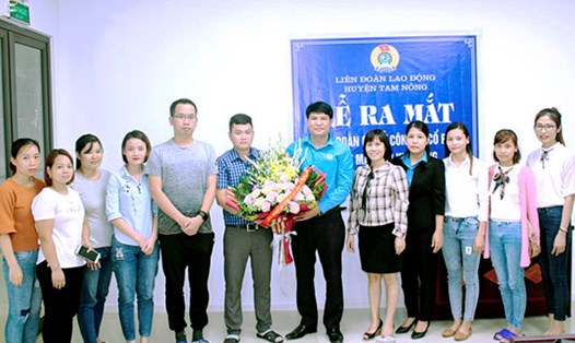 Đồng chí Nguyễn Khắc Long – Chủ tịch LĐLĐ huyện - tặng hoa chúc mừng ban chấp hành CĐCS