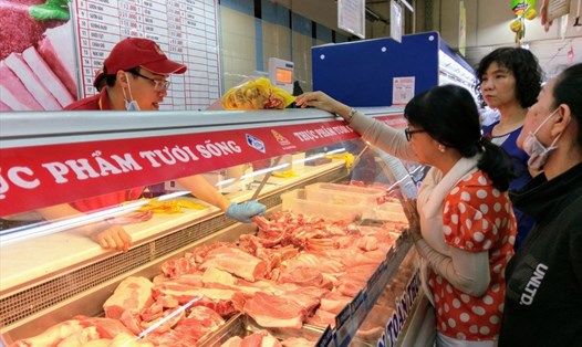 Dù giá đang có xu hướng tăng nhưng nhu cầu mua thịt lợn của người dân vẫn rất lớn. Ảnh: MINH QUÂN