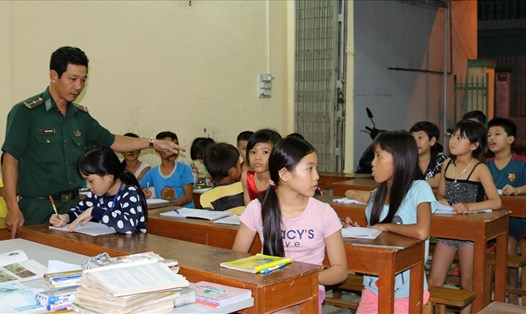 Ở lớp học tình thương của thầy Nguyễn Văn Tưởng (phường Vĩnh Phước, TP.Nha Trang, Khánh Hòa), đa số các em chưa được đến trường. Ảnh: P.LINH