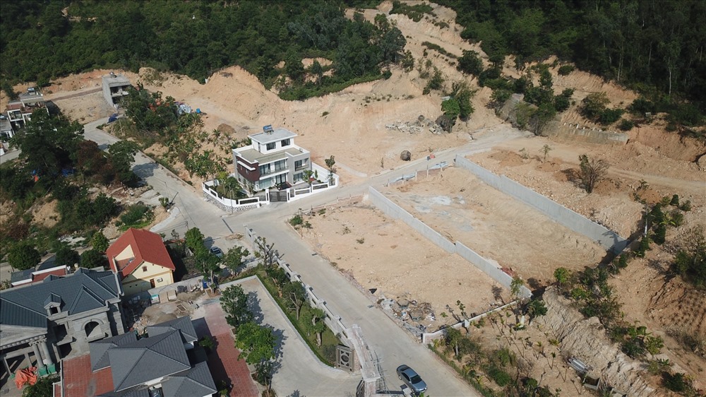 Cả một khu đất rộng hàng nghìn m2 được chủ đầu tư san phẳn, cắt đồi làm hạ tầng phân chia xây dựng nhà ở nhưng không được cơ quan chức năng cấp phép tại phường Hùng Thắng (TP. Hạ Long). Ảnh: T.N.D