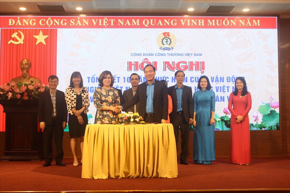 Lãnh đạo Công đoàn Công thương Việt Nam và Công ty cổ phần bánh kẹo Hải Hà ký chương trình hợp tác nhằm đem lại phúc lợi cho đoàn viên Công đoàn. Ảnh: Trần Dịu