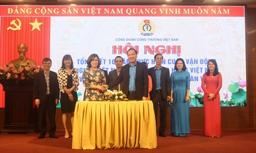 Lãnh đạo Công đoàn Công thương Việt Nam và Công ty cổ phần bánh kẹo Hải Hà ký chương trình hợp tác nhằm đem lại phúc lợi cho đoàn viên Công đoàn. Ảnh: Trần Dịu