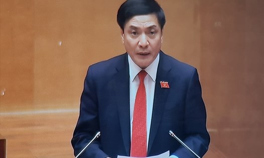 Trưởng Ban Kiểm phiếu Bùi Văn Cường thông báo thể lệ bỏ phiếu.