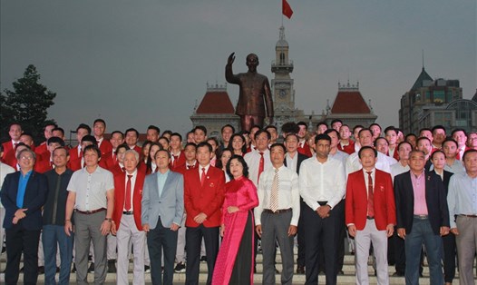 Đại diện lãnh đạo và các VĐV chụp ảnh lưu niệm trước Tượng đài Chủ tịch Hồ Chí Minh - Ảnh: A.T