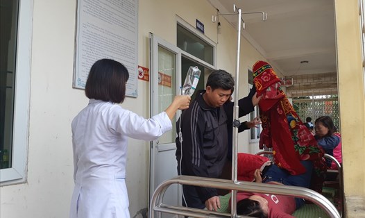 Một nữ công nhân bị ngộ độc khí đang điều trị tại Trung tâm y tế huyện Lập Thạch. Ảnh: THUỲ LINH