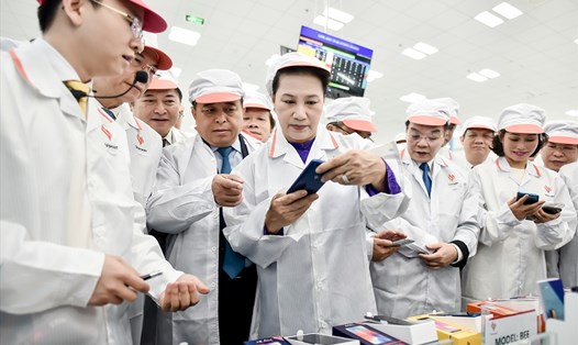 Chủ tịch Quốc hội Nguyễn Thị Kim Ngân thăm các sản phẩm công nghệ được sản xuất tại Khu công nghệ cao Hòa Lạc.