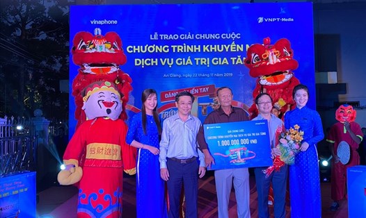 Ông Nguyễn Sơn Hải – Phó Tổng giám đốc VNPT-Media và ông Trần Thế Tuyên – Giám đốc VNPT An Giang cùng trao thưởng cho khách hàng. Ảnh: VNPT