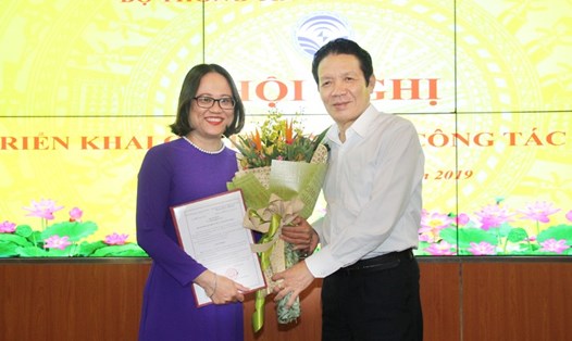 Thứ trưởng Bộ TTTT Hoàng Vĩnh Bảo trao quyết định bổ nhiệm Phó Cục trưởng Cục Báo chí cho bà Mai Hương Giang. Ảnh Bộ TTTT