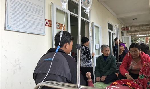 Công nhân nghi ngộ độc khí được điều trị tại Trung tâm Y tế huyện Lập Thạch. Ảnh: Thùy Linh