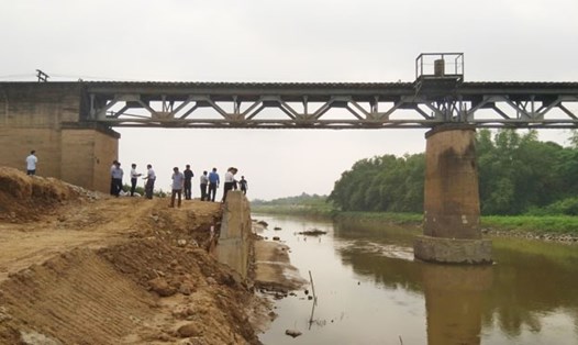 Vi phạm hành lang đường sắt tại bờ sông Cà Lồ đoạn qua huyện Sóc Sơn. Ảnh: ĐS