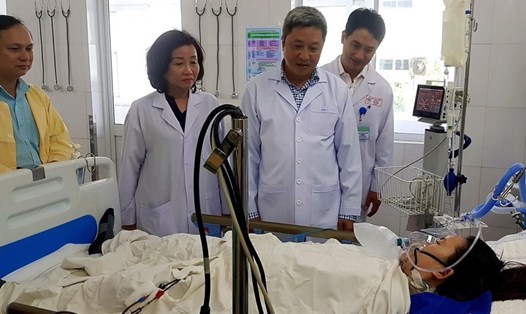 Đại diện lãnh đạo Bộ Y tế đến thăm sản phụ ở Đà Nẵng bị tai biến sau khi sử dụng thuốc gây tê tuỷ sống do Ba Lan sản xuất. Ảnh: VD.