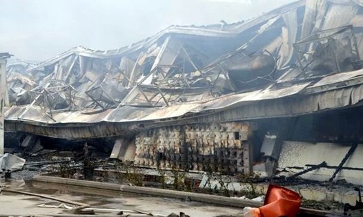 Một góc nhà xưởng đã cháy gần như sụp hoàn toàn (ảnh CTV)