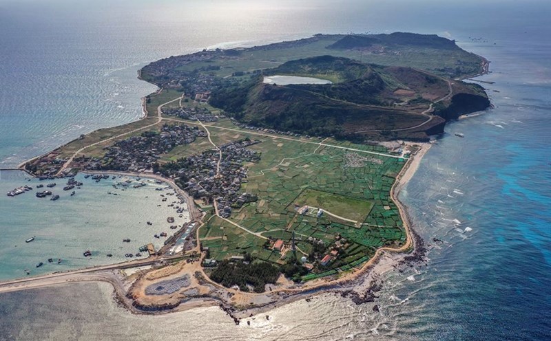 Lý Sơn nhìn từ trên cao. Ảnh: Marcus Lacey