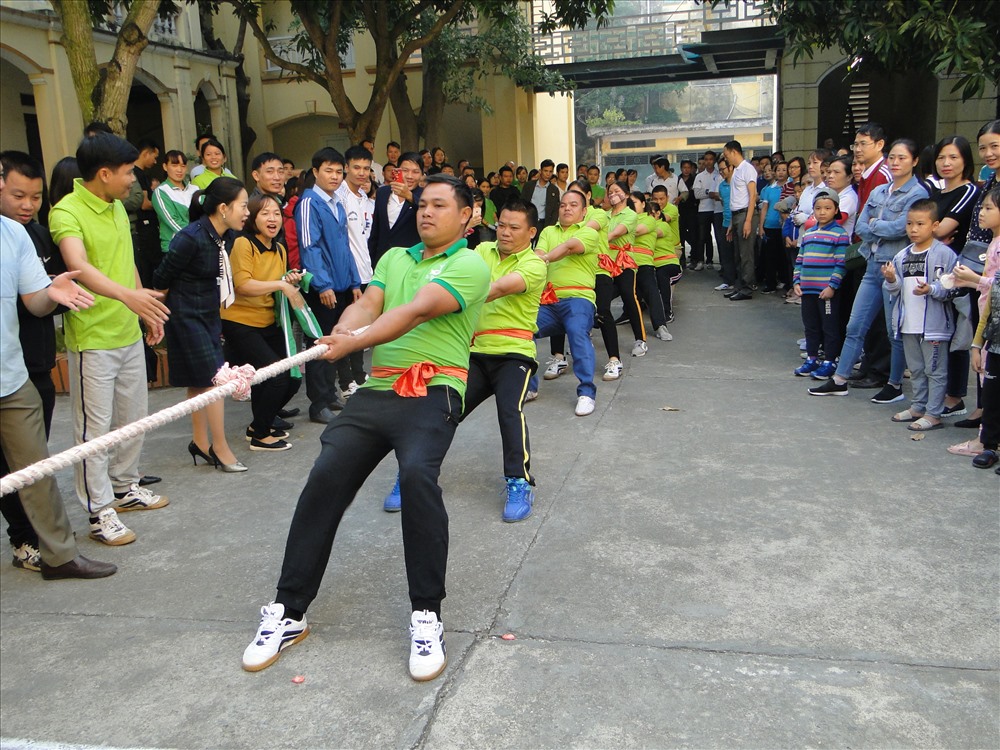 Các vận động viên, cổ động viên tham gia thi đấu và cổ vũ môn kéo co.