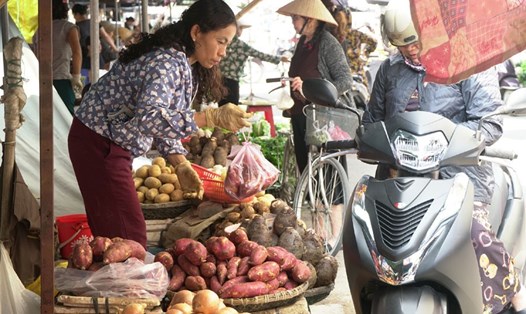 Túi nilon vẫn ngập tràn tại chợ Nhớn, thành phố Bắc Ninh. Ảnh: PV