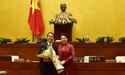 Chủ tịch Quốc hội Nguyễn Thị Kim Ngân chúc mừng tân Chủ nhiệm Ủy ban Pháp luật của Quốc hội Hoàng Thanh Tùng.