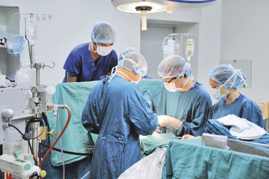 Một ca phẫu thuật tim mạch tại Viện Tim mạch Quốc gia. Ảnh: BSCC
