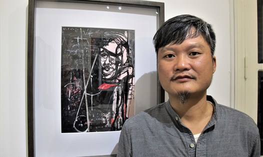 Họa sĩ Nguyễn Hồng Phương bên tác phẩm ''Những đường thẳng'' trong triển lãm ''Những giấc mơ hoang tưởng''. Ảnh: L.Q.V