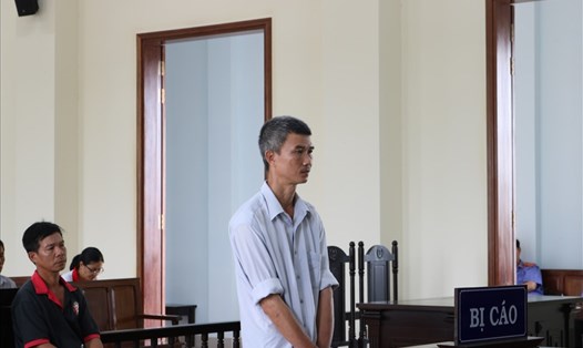 Bị cáo Phan Minh Hải (đứng) tại phiên tòa phúc thẩm. Ảnh: Thành Nhân.