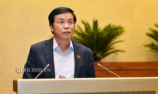 Chủ nhiệm Văn phòng Quốc hội Nguyễn Hạnh Phúc trình bày Báo cáo giải trình, tiếp thu, chỉnh lý dự án Luật sửa đổi, bổ sung một số điều của Luật Cán bộ, công chức và Luật Viên chức.