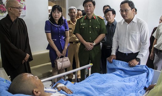 Phó chủ tịch Chuyên trách Ủy ban ATGT Quốc gia - Khuất Việt Hùng (áo trắng) thăm hỏi các nạn nhân bị thương trong vụ tai nạn giao thông ở Quảng Ngãi.