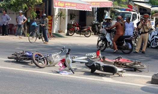 Một vụ tai nan giao thông trên QL1A khiến 4 người đi xe đạp điện bị thương. Ảnh: GT