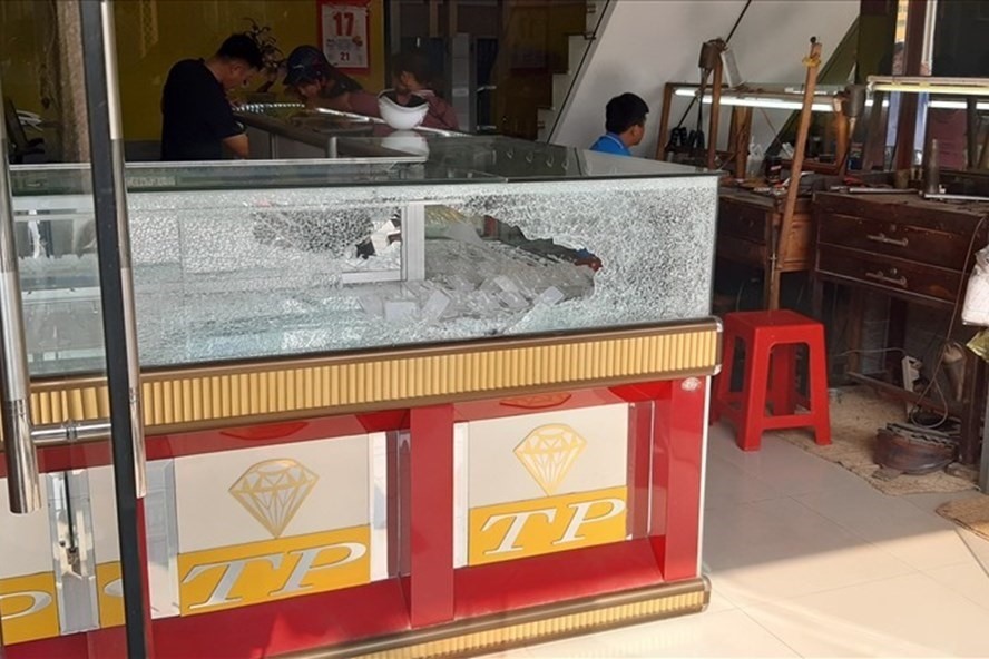 Hiện trường vụ cướp tiệm vàng