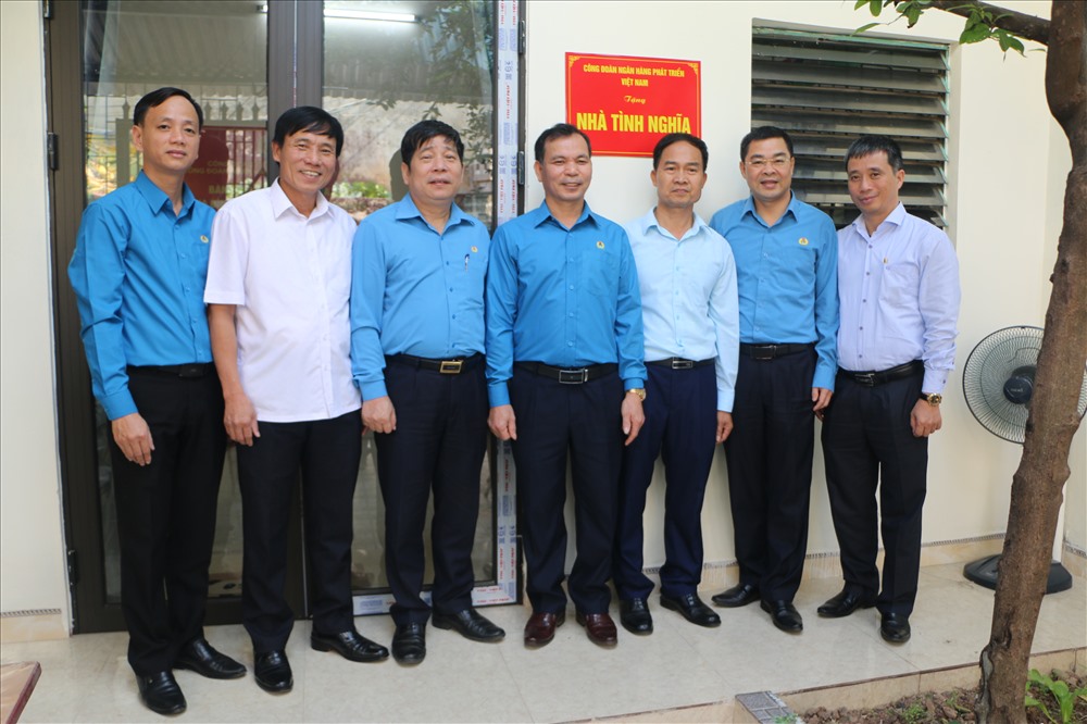 Các đồng chí lãnh đạo trao Nhà Mái ấm công đoàn tới đồng chí Trương Bá Bàng (đứng thứ 3 từ phải sang).