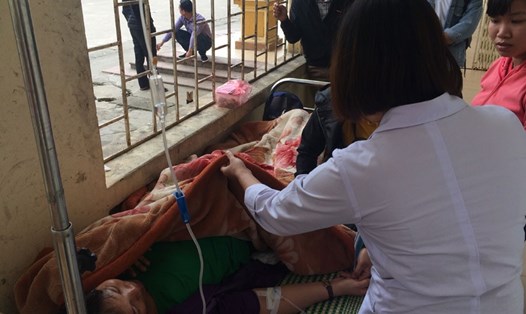 Công nhân nghi bị ngộ độc khí được điều trị tại Trung tâm Y tế huyện Lập Thạch (Vĩnh Phúc) (ảnh chụp chiều 21.11). Ảnh: QUẾ CHI